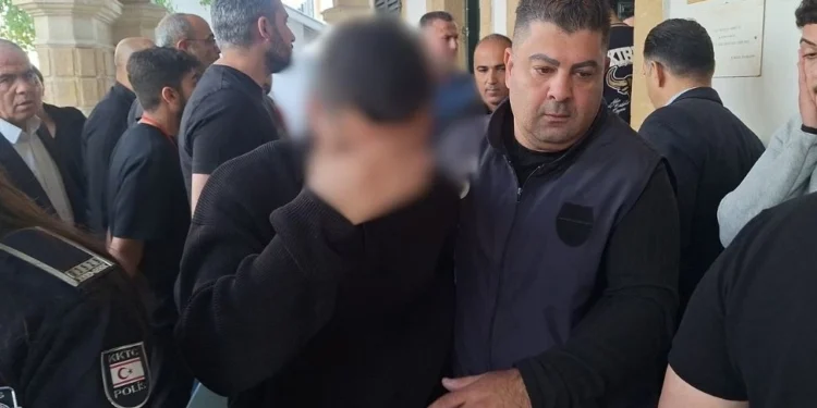 POLİS, EMARE ALINAN PARAYI ÇALMAKLA İTHAM EDİLİYOR!