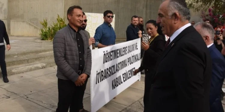 KTÖS VE KTOEÖS’TEN AKM ÖNÜNDE EYLEM