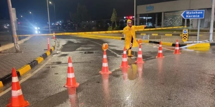 ORTAKÖY’DE HASTANE ÇEMBERİ İLE ETİK VE BAŞKENT HASTANESİ YOLU TRAFİĞE KAPATILDI
