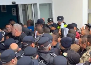 HAYVANCILAR EYLEMDE, BAKANLIĞA YUMURTA FIRLATTILAR