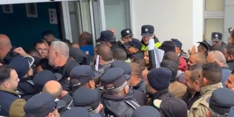 HAYVANCILAR EYLEMDE, BAKANLIĞA YUMURTA FIRLATTILAR