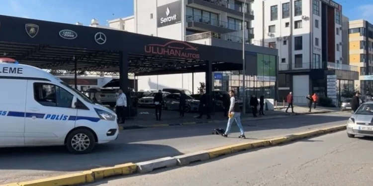 LEFKOŞA’DA OTO GALERİ KURŞUNLANDI