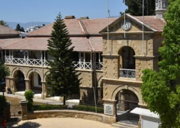 Siyasi kişiler, mahkemelere telkinde veya talepte bulunamaz, yetki veremez