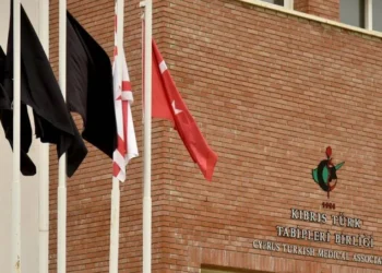 Hekim örgütleri tepkili, Tabipler Birliği’ne siyah bayrak asıldı