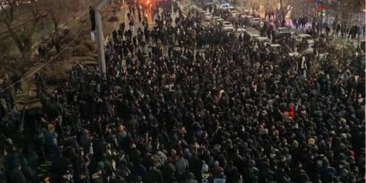 İRAN’DA HALK AYAKTA