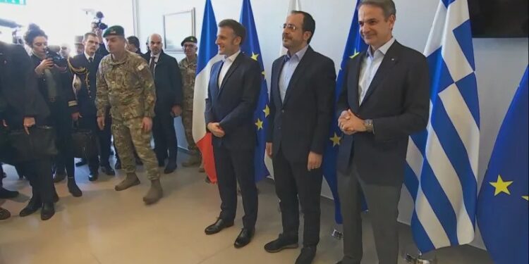 Macron Kıbrıs’a geldi