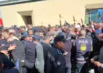 Polis eylemcilere karşı biber gazı ve tazyikli su kullandı