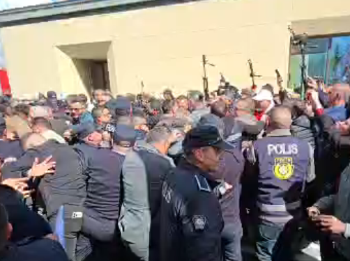 Polis eylemcilere karşı biber gazı ve tazyikli su kullandı