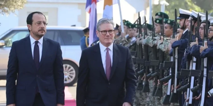 Starmer, üslerin saldırı için kullanılmayacağı sözü yinelendi