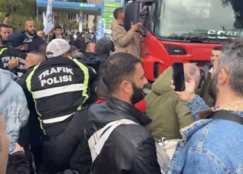 Son barikat aşıldı, eylemciler Meclis kapısına dayandı!