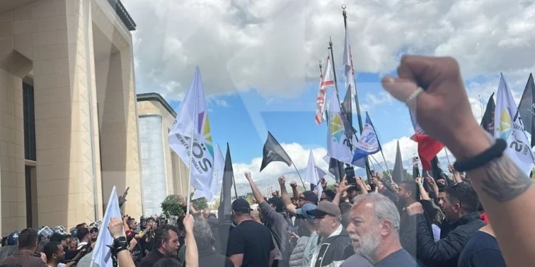 Sendikalardan hükümete yarım saat süre