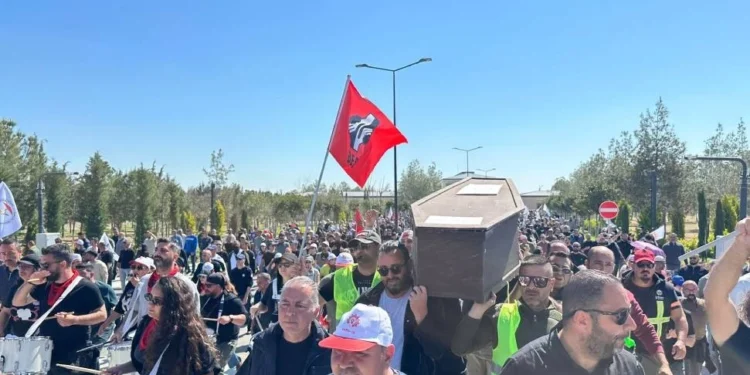 Sendikalar yeni öneriyi reddederek hükümeti istifaya çağırdı